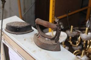 lot 600 image: Lot of (2) Vintage Irons
