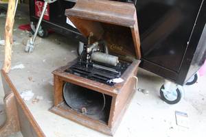 lot 627 image: Vintage Edison Phonograph