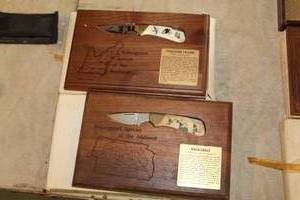 lot 634 image: Lot of (2) Peregrine Falcon, Bald Eagle Collectible Knives