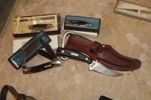 lot 641 image: Lot of (4) Vintage Collectible Knives