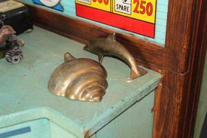 lot 654 image: Lot of (2) Brass Home Dcor - Shell, Porpoise