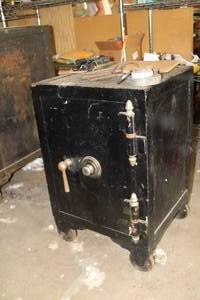lot 515 image: Combination Safe