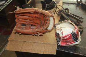 lot 705 image: Youth Right Hand Baseball Glove, Softball
