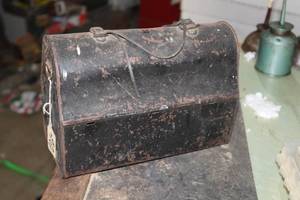 lot 709 image: Vintage Metal Lunch Pail