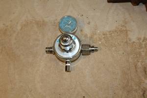 lot 733 image: Harris Medical Gas Regulator