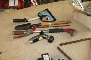 lot 743 image: Lot of (5) Garden Tools - Spray Nozzles, Small Hand Spade, Gutter Cleaner