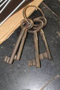 lot 751 image: Vintage Cast Iron Keys
