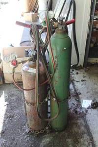 lot 488 image: Torch Welding Set with Tanks, Hoses, Regulator, Chains, Cart