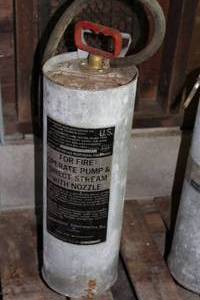 lot 825 image: Vintage Hudson Manufacturing Co 28 Fire Extinguisher