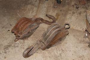 lot 836 image: Lot of (2) Vintage 2000-kgs Cast Iron Pulleys