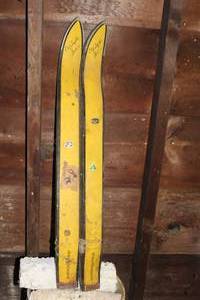 lot 837 image: Lot of (2) Cliff Taylor 36 Shortee Skis