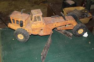 lot 839 image: Vintage Tonka 24 Road GraderSnow Plow