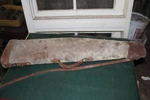 lot 843 image: Vintage 34 Leather Gun Case