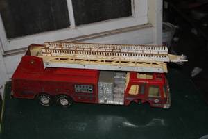 lot 864 image: Vintage Toy Hook & Ladder Fire Truck