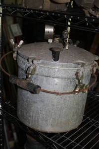 lot 883 image: Vintage 16 Pressure Cooker