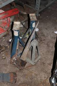 lot 894 image: Lot of (3) Jack Stands