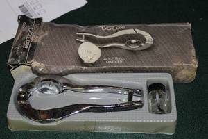 lot 907 image: Vintage Star Case Golf Ball Marker