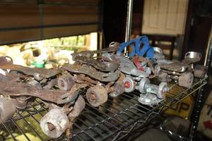 lot 910 image: Lot of (6) Vintage Roller Skates