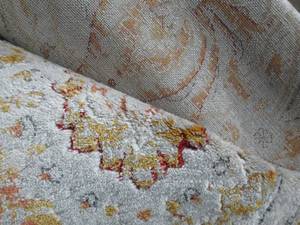 lot 18 image: Tempo Area Rug