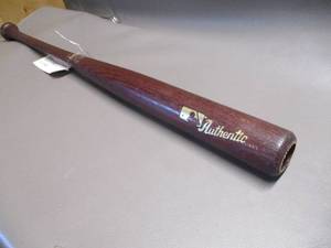lot 34 image: Louisville Slugger Youth Bat