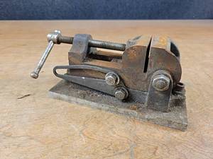 lot 2190 image: 2.5 Tilting Machinist Vise