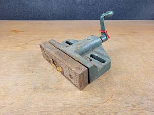 lot 2192 image: Universal Vise & Tool Co. 9 Vise - Part No. TMV-9-6