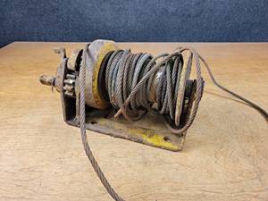 lot 2249 image: Vintage Manual GOLD Foundry & Machine Co. Winch - Overall about 13 x 7 x 7