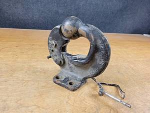 lot 2250 image: Pintle Hitch w 2-516 Ball