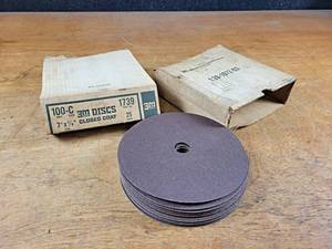 lot 2256 image: New Old Stock 3M 100 Grit Sanding Discs - 7 x 78