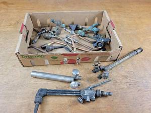 lot 2258 image: SMITHS Cutting Torch w Lots of Extra tips, Valves and More