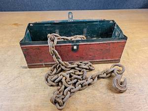 lot 2314 image: 38 Log Chain in Metal Toolbox - NO SHIPPING