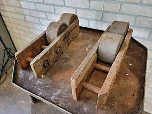 lot 2372 image: Pair of Heavy Duty Machine Rollers - NO SHIPPING