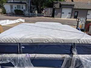 lot 497 image: Novaform 14 Comfort Grande Plus Memory Foam Mattress (King)