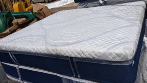 lot 498 image: Novaform 14 Comfort Grande Plus Memory Foam Mattress (King)
