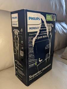 lot 32 image: Philips Norelco Rechargeable Shaver, S973390 Series 9000