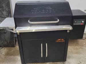lot 10 image: Traeger Silverton 810