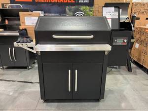 lot 9 image: Traeger Silverton 810