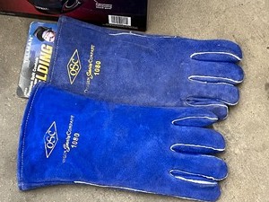 lot 16 image: Wel-Bilt Auto-Darkening Welding Helmet & (1) Pair Of OSC Leather Welding Gloves