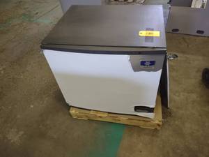lot 130 image: Manitowoc Model ID0853W-261 Ice Mak...