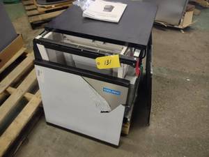 lot 131 image: Koolaire Model KYT0420W-161 Ice Mak...