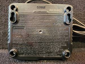 lot 39 image: DeWALT DCB107 12v20v MAX Battery Pack Charger