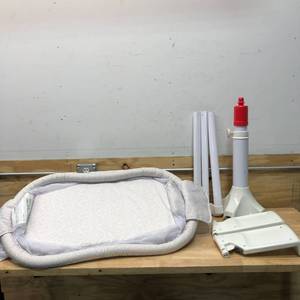 lot 104 image: HALO BASSINEST Essenstia Series Swivel Sleeper Bassinet