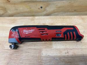 lot 37 image: MILWAUKEE M12 12-Volt Lithium-Ion Cordless Oscillating Multi-Tool (Tool-Only)