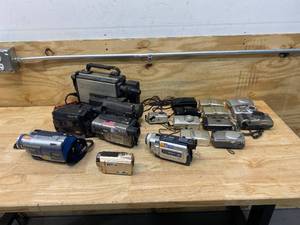 lot 122 image: Lot of Vintage Video Cameras and Cameras