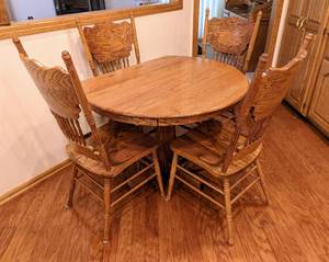 lot 21 image: Vintage Style Oak Dining Set
