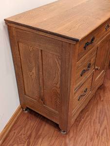 lot 22 image: Vintage Oak Commode