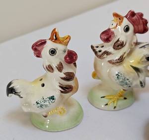 lot 29 image: Vintage Ceramic Roosters