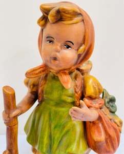 lot 93 image: Cute Vintage Ceramic Statuette