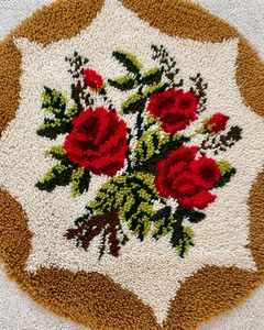 lot 102 image: Vintage Rose Themed Latch Hook Rug