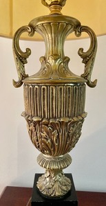 lot 107 image: Lovely Vintage Lamp